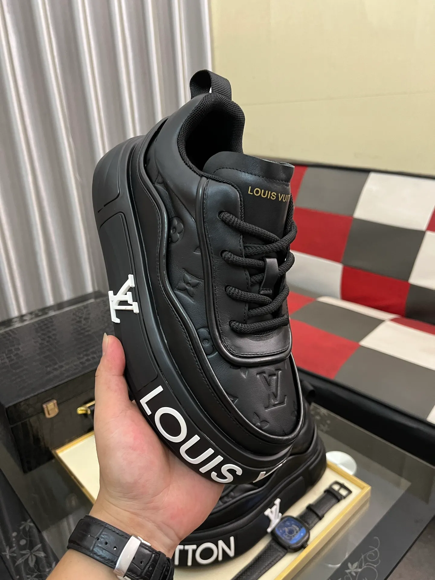 Men's shoes 💰560⌚️⌚️【LOUlS VUlTTON】Louis Vuitton ~ unique and casual style. LV counter purchasing 🏃casual shoes😍😍 Men's 2025 counters are on sale simultaneously, Italian imported brands select first-layer Italian cowhide. Cowhide leather lining (refuses to discolor and grind feet) Code number: 38-44 4⃣️colors available